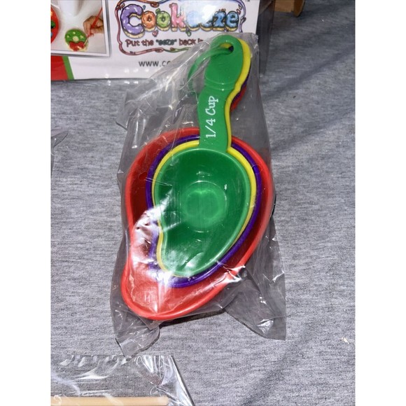 Cookeeze Holiday Baking And Decorating Kit Complete With Guide Recipe Book New - Picture 9 of 12